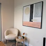 Finnstown Hall- Private In Shared With The Host בית אירוח