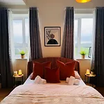 Finnstown Hall- Private In Shared With The Host *