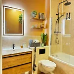 Finnstown Hall- Private In Shared With The Host בית אירוח